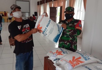 Babinsa Koramil Sepang Kawal Penyaluran BST Kecamatan Mihing Raya