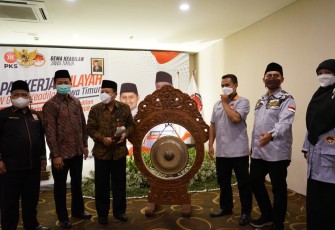 Pembukaan Rakerwil di Hotel Namira Surabaya. 