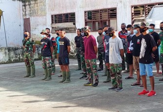 Dan SSK TMMD Lettu INF Jullen Tonny Kasiaheng saat pimpin apel Pagi
