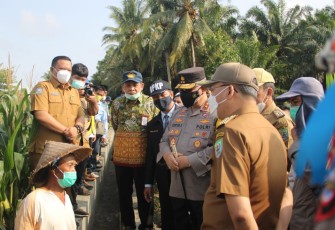 Gubernur Bengkulu Rohidin Mersyah bersama Kapolda Bengkulu Irjen Pol Guntur Setyanto dan Bupati Seluma Erwin Octavian melakukan peninjauan Program Padat Karya Percepatan Peningkatan Tata Guna Air Irigasi (P3TGAI) Balai Besar Sungai Sumatera VII dengan Kelompok Tani Tanam Bersama, di Desa Sidomulyo Kecamatan Seluma Selatan Kabupaten Seluma