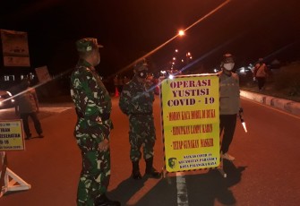 Dalam rangka percepatan penanganan pencegahan Covid-19 di wilayah Kota Palangka Raya, Koramil 1016-01/Pahandut bersama Tim Satgas PPKM Kecamatan Pahandut, kembali menggelar Giat Operasi Yustisi Malam Hari di Jalan Diponegoro depan Kantor Kecamatan Pahandut Pada Senin (23/8/2021) malam.