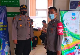 Kapolsek Pamulihan-Polres Garut, Pantau Pengamanan Vaksinasi Covid-19 di UPT PKM Cisandaan, Pamulihan Garut