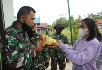 Warga Kampuri Beri Kejutan Nasi Tumpeng Kepada Satgas TMMD, Pada Peringatan HUT TNI Ke 76