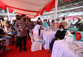 Panglima TNI dan Kapolri Tinjau Vaksinasi Massal di SUGBK