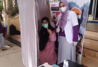 Pihak Pemkab Aceh Singkil saat melakukan vaksinasi covid-19 di halaman kantor Bupati setempat