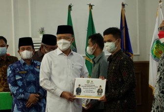 Gubernur Rohidin Salurkan Bantuan Zakat untuk Pendidikan dan UMKM