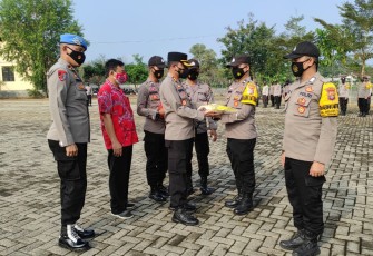 Penyerahan Bantuan Sosial Secara Simbolis Diserahkan Oleh Kapolres Didampingi Ketua Paguyuban Sosial Marga Tionghoa Indonesia