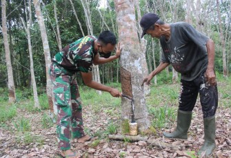 Personel TMMD Belajar Nyadap Karet di Desa Kampuri