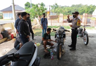 Bhabinkamtibmas Polsek Cigasong Berikan Imbauan Prokes