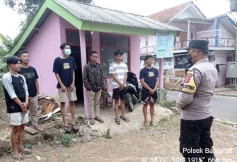 Patroli Kamtibmas, Bhabinkamtibmas Polsek Banjaran Himbau Warga Patuh Prokes Cegah Penyebaran Covid-19