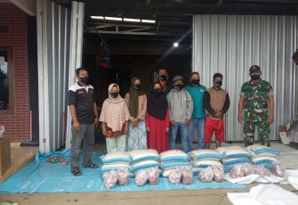 Babinsa Dampingi Penyaluran Bantuan Sembako