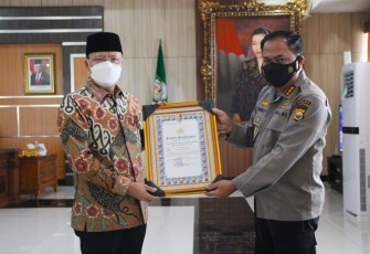 Gubernur Bengkulu Rohidin Mersyah mendapatkan Pin Emas dan Piagam Penghargaan dari Kapolri Jenderal Listyo Sigit Prabowo 