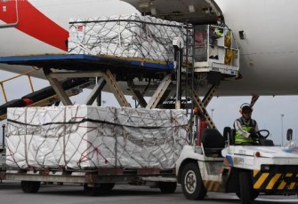 Sebanyak 12 Juta Vaksin AstraZeneca Tiba di Tanah Air dalam Dua Tahap Kedatangan