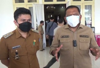 Bupati Bengkulu Utara, Provinsi Bengkili, Ir.H.Mian (kanan) saat diwawancarai 