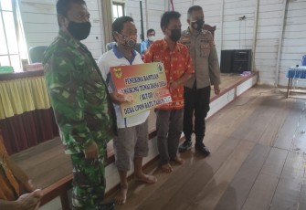 Komsos Babinsa Koramil Tewah Dalam Pendampingan BLT-DD Desa Upon Batu