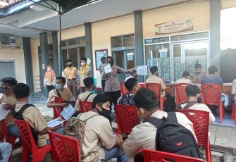 Kapolsek Cigasong Laksanakan Pengamanan Vaksinasi Bagi Pelajar 