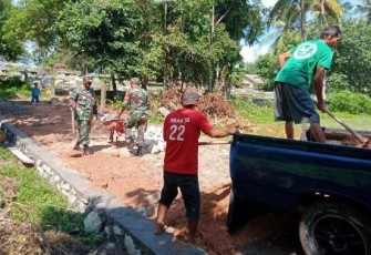 Babinsa Koramil 02 Moro Bangun Jalan TPU