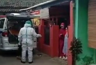 Aksi Heroik Anggota DPRD Purwakarta Berani Antar Pasien Covid-19 Ke Rumah Sakit