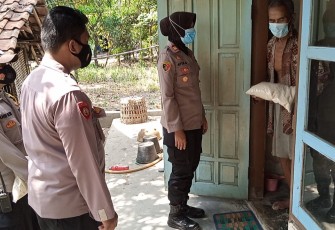 Kepedulian Polsek Cigasong, Bagikan Bansos Pada Warga Terdampak Covid-19