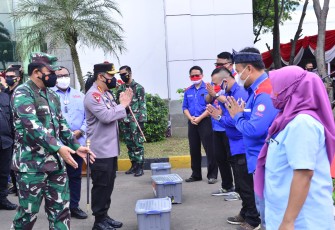 Panglima TNI Marsekal Hadi Tjahjanto dan Kapolri Jenderal Listyo Sigit Prabowo Meninjau Pelaksanaan Vaksinasi Massal
