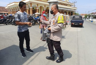 Bhabinkamtibmas Polsek Kasokandel Terus Lakukan Ops Yustisi Berikan Himbauan Cegah Covid-19 dan Bagikan Masker