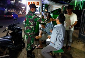 Koramil Tersono Gencar Operasi Yustisi dan Bagikan Masker