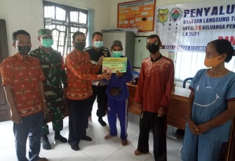 Babinsa Koramil Manuhing Kawal Penyaluran BLT DD di Desa Takaras
