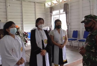 Jalin Komunikasi Sosial, Anggota Satgas TMMD Silaturahmi ke Pengurus Gereja