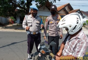 Patroli Polsek Bantarujeg Pastikan Prokes Covid-19 Dengan Himbauan Prokes Kepada Warga
