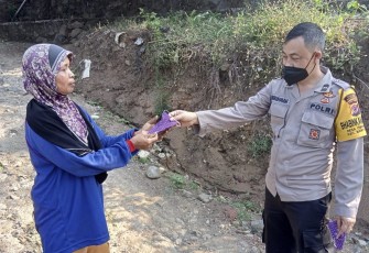 Door To Door Bhabinkamtibmas Polsek Bantarujeg Bagikan Masker kepada Warga
