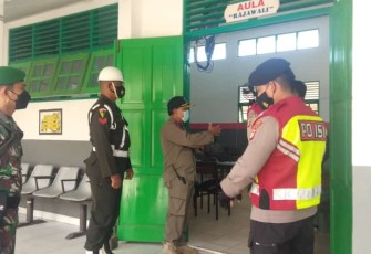Anggota Kodim Palangka Raya Bersama Petugas Gabungan Pantau Pembelajaran Tatap Muka Terbatas di Sekolah