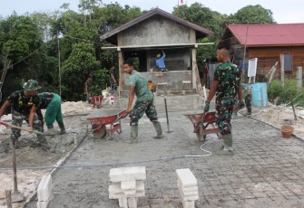 Satgas TMMD Lakukan Pengecoran Jalan Depan Pos Kamling