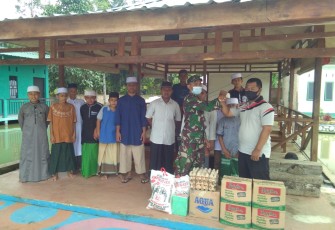 Ini Bentuk Perhatian Danki Kompi Senapan 126/KC Kepada Anak - anak Panti Asuhan