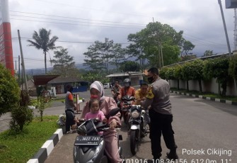 Operasi Yustisi Polsek Cikijing Bagikan Masker Gratis