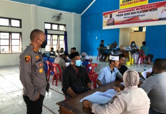 Kapolres Aceh Singkil AKBP Iin Maryudi Helman S.I.K saat meninjau kegiatan vaksinasi covid-19.