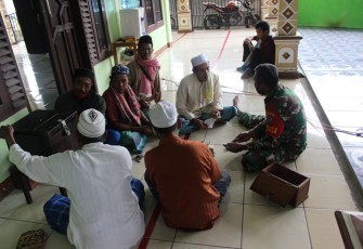 Melihat Aktivitas Babinsa Bersama Tokoh Agama di Desa Kampuri