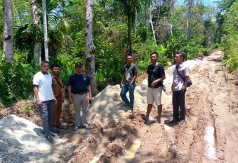 Anggota DPRD Pasaman H Sodikin Nursewan Pantau Pembangunan Jalan Lingkung di Kenagarian Cubadak