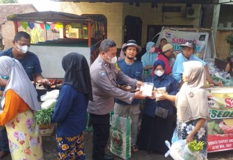 Bhabinkamtibmas Desa Sembung Polsek Cepiring AIPTU Abdul Rozak melaksanakan sambang desa dan pengamanan pembagian sembako gratis untuk ibu ibu dari Omah Semut Cepiring