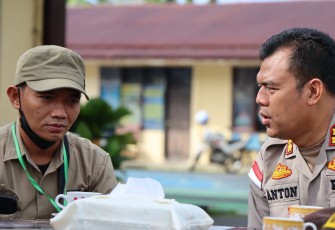 Ketua SMSI Bengkulu Utara Ismail Yugo (Kiri) saat bersama Kapolres Bengkulu Utara Anton Setyo Hartanto (kanan).