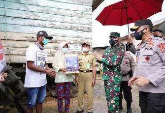 Korem 143/HO bersama Polda Sultra Bagikan Sembako