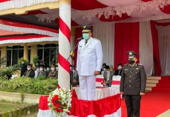 Bupati Aceh Singkil, Dulmusrid saat menjadi inspektur upacara peringatan HUT RI ke-76, dihalaman Kantor Bupati setempat.