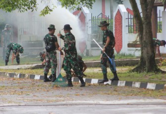 Kodim Palangka Raya Bersama TNI Jajaran Korem 102 PJG Lakukan Karya Bakti Pembersihan Taman Makam Pahlawan 