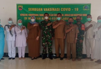 Plh Danramil 04/LB Beserta Bati Tuud dan Seluruh Babinsa Koramil 04/LB Berjibaku Sukseskan Serbuan Vaksin