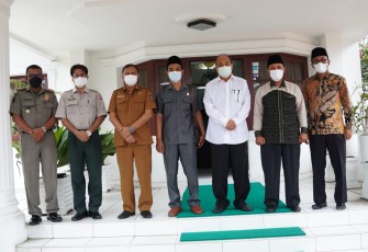 Wali Kota Tebing Tinggi Ir. H. Umar Zunaidi Hasibuan, M.M. ditengah kesibukannya, menerima audiensi Anggota DPRD Provinsi Sumatera Utara Komisi D dari Fraksi PKS H. Hanafi, LC di Rumah Dinas Wali Kota, Senin (13/09/2021). 