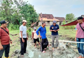 Tim Sedekah Air SMA N 1 Blora dan warga Dukuh Alasmalang saat mengebor tanah untuk temukan sumber mata air