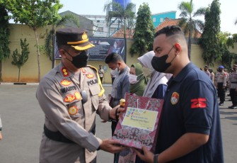 Kapolres Kota Pekalongan serahkan bantuan dari Alumni Akabri Angkatan 90 untuk keluarga Anggota Polres Kota Pekalongan yang meninggal akibat terpapar Covid 19
