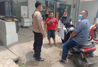 Cegah Covid-19, Bhabinkamtibmas Polsek Ligung Tegur Warga Yang Tidak Pakai Masker