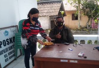 ibu Rita wawolumaya THL kelurahan komersot saat berikan pelayanan ke satgas