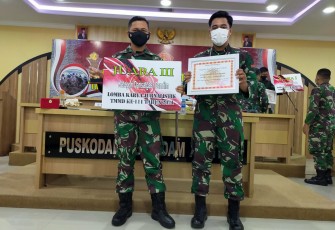 Dandim 1202/Singkawang Terima Tropi Juara III lomba Karya Jurnalistik TMMD Regtas Ke-111 Tahun 2021