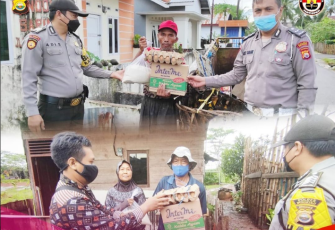Jum’at Sedekah, Polsek Muara Bangkahulu Bagikan Sembako Hasil Sumbangan Anggota
